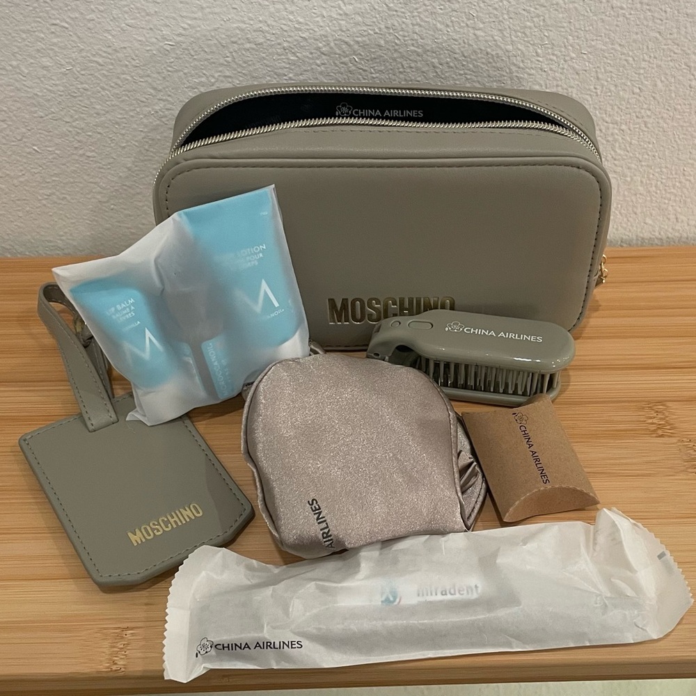 Moschino Beige Taupe Airline Amenities Pouch with Gold Logo - Picture 3 of 3